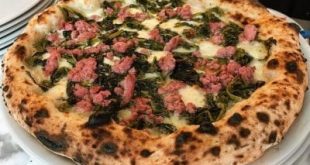 Pizza salsiccia e friarielli Napoli, chiamati broccoletti a Roma, cime di rapa in Puglia, rapini in Toscana.